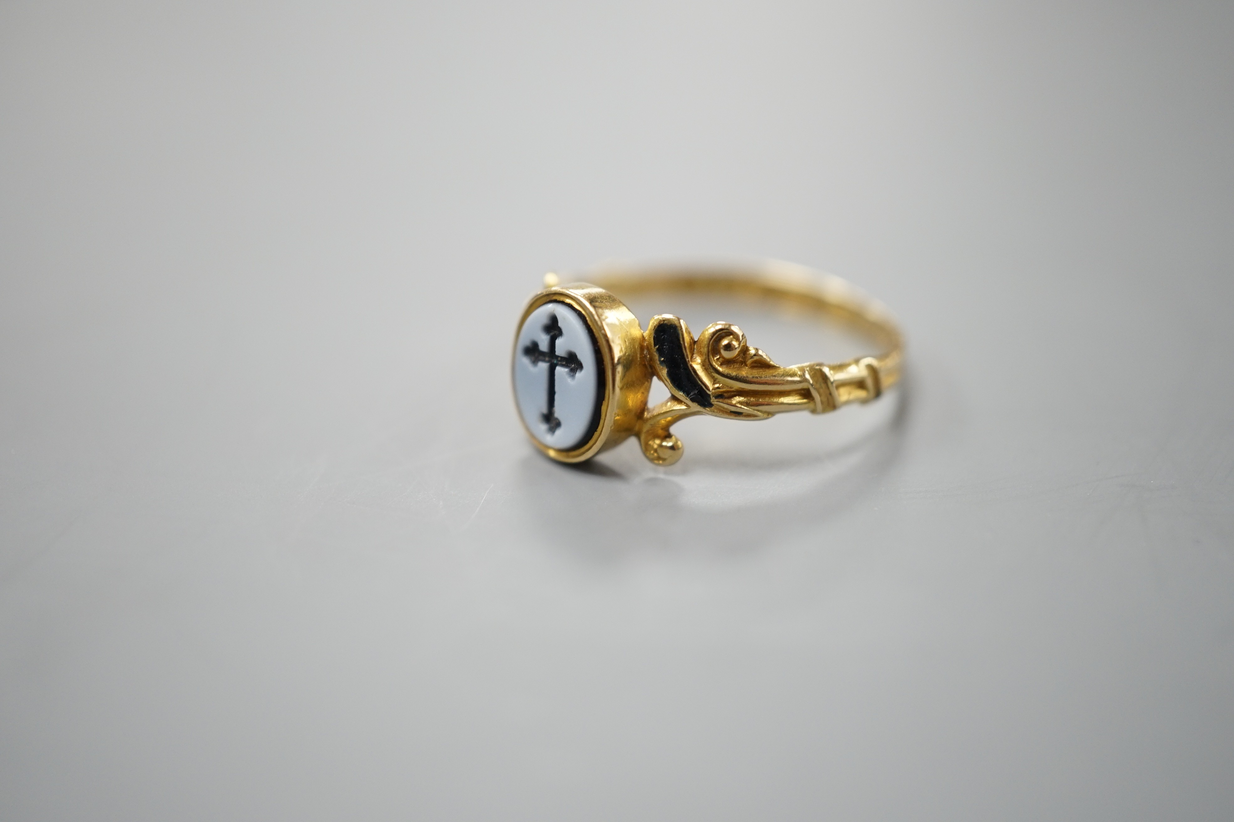 A Victorian 18ct gold, sardonyx and black enamel set mourning, with later engraved inscription, size P/Q, gross weight 2.1 grams, the matrix carved with a cross.